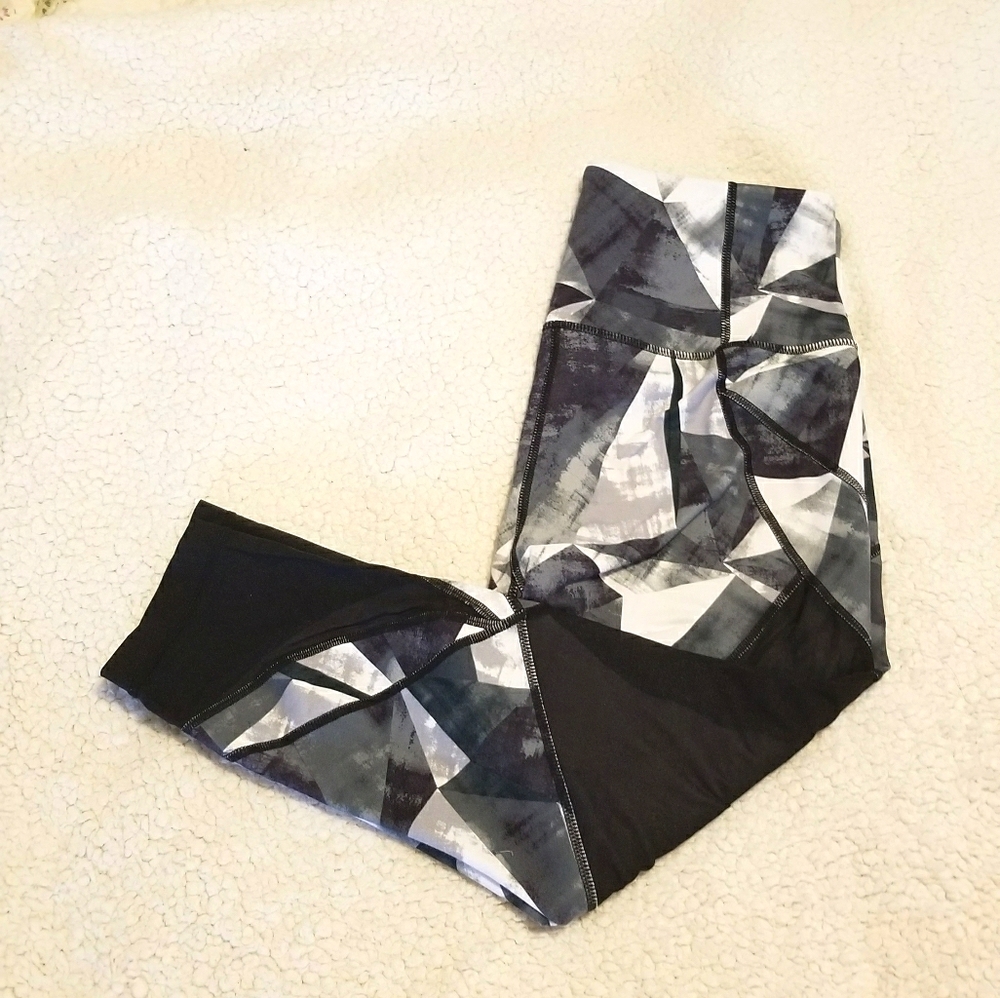 EUC Zella Geometric High Waisted Cropped Leggings